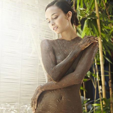 Hard Rock Hotel Goa Calangute Esterno foto A woman with mud on her body