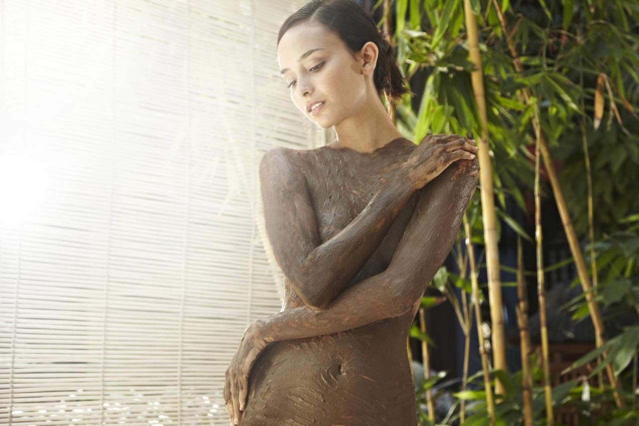 Hard Rock Hotel Goa Calangute Esterno foto A woman with mud on her body