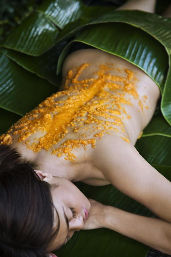 Hard Rock Hotel Goa Calangute Esterno foto A woman with turmeric applied to her back