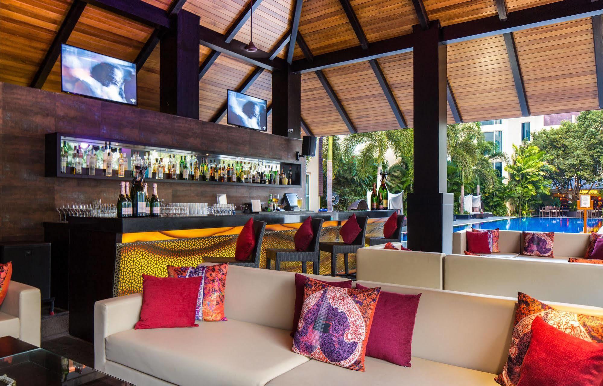 Hard Rock Hotel Goa Calangute Esterno foto The bar at the pool