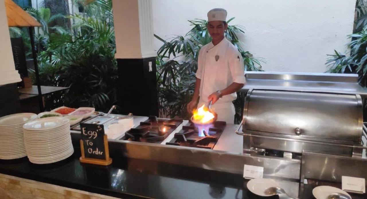 Hard Rock Hotel Goa Calangute Esterno foto A chef cooking with a blowtorch